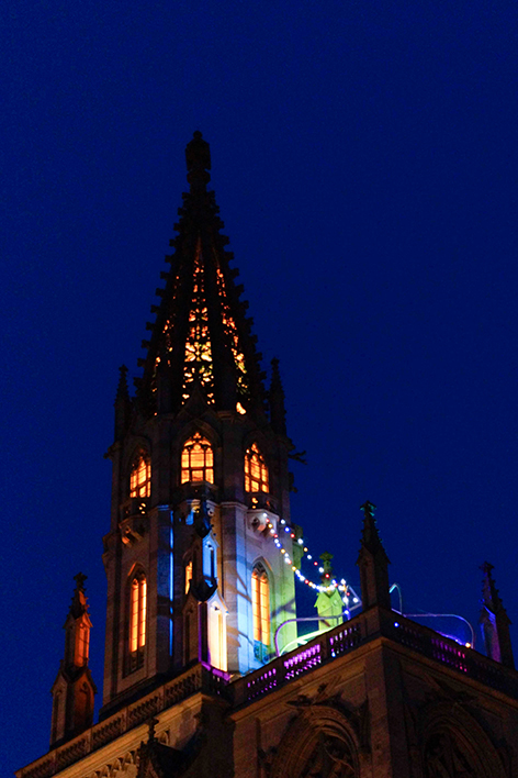 Lichterketten aussen angebracht an Kirchenbalkon